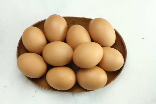 Telur Dalam Mangkuk Putih Pada Latar Belakang Kayu — Stok Foto