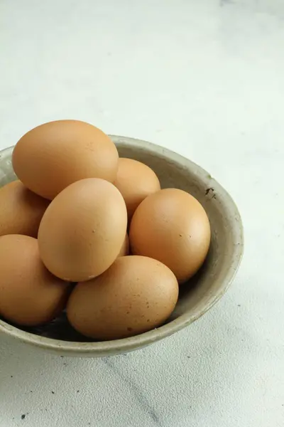 白い背景のボウルの中の卵 — ストック写真