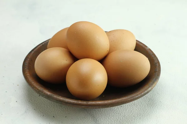 白い背景のボウルの中の卵 — ストック写真