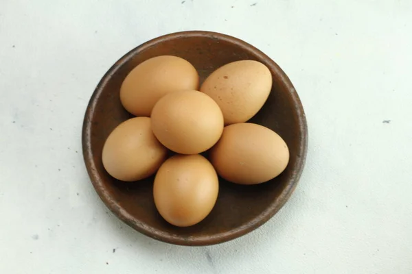 Eieren Een Schaal Een Witte Achtergrond — Stockfoto