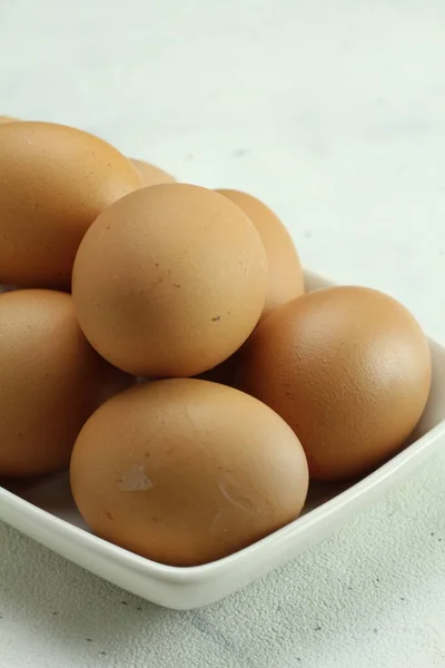 白い背景のボウルに新鮮な生鶏の卵 — ストック写真