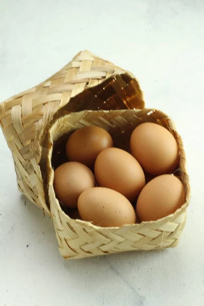 Eieren Een Mand Een Witte Achtergrond — Stockfoto