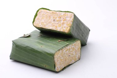 Beyaz arkaplanda yeşil çay yaprakları