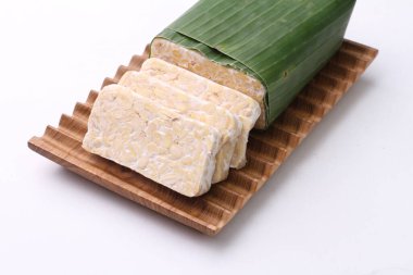 Thai yemeği, tofu, pilav, tereyağı, susam, fasulye, yumuşak peynir, beyaz arka plan
