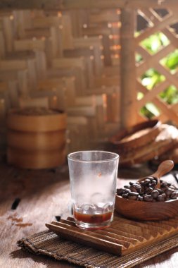 Tahta masada buzlu bir bardak kahve.