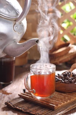 Tahta bir fincanda sade kahve.