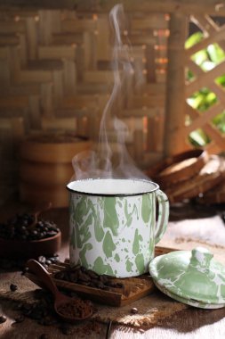 Kahve fincanı ve çay ahşap masada.