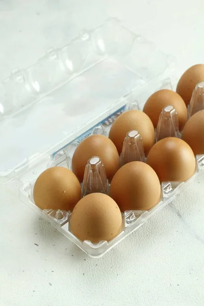 Huevos Una Caja Cartón Sobre Fondo Blanco —  Fotos de Stock