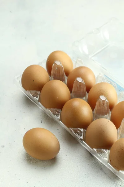 Beyaz Arka Planda Kutuda Yumurtalar — Stok fotoğraf