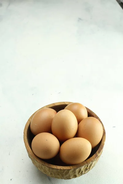 Eier Einem Korb Auf Weißem Hintergrund — Stockfoto