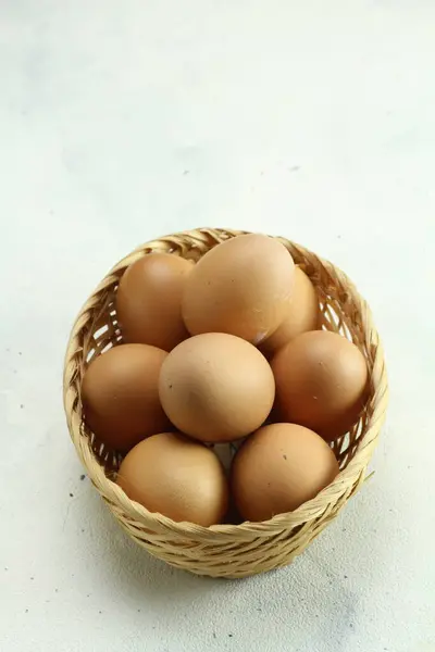 Eieren Een Mand Een Witte Achtergrond — Stockfoto
