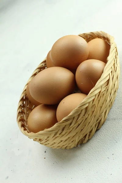 白い背景の籠の中の卵 — ストック写真