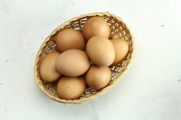 白い背景の籠の中の卵 — ストック写真