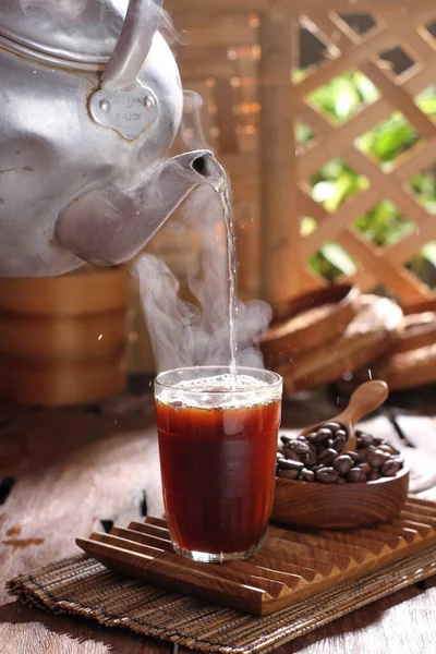 Gorąca Kawa Cynamonem Lodem Drewnianym Tle — Zdjęcie stockowe