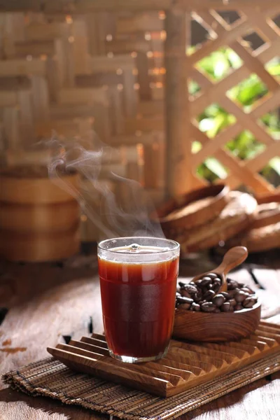 Tahta Bir Masada Cam Bir Fincanda Sıcak Kahve — Stok fotoğraf