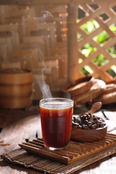 Filiżanka Kawy Paluszkami Cynamonowymi Anyżem Drewnianym Stole — Zdjęcie stockowe