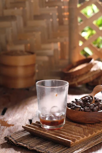 Szklanka Kawy Lodem Drewnianym Stole — Zdjęcie stockowe