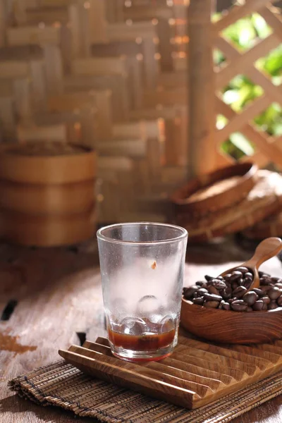 在木制桌子上的杯子里的咖啡 — 图库照片