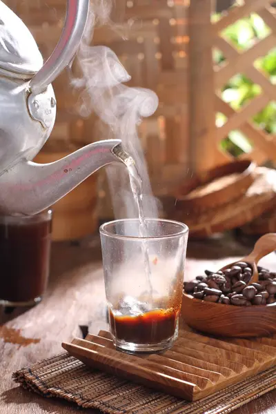 Ahşap Arka Planda Taze Aromalı Kahve Fincanı — Stok fotoğraf