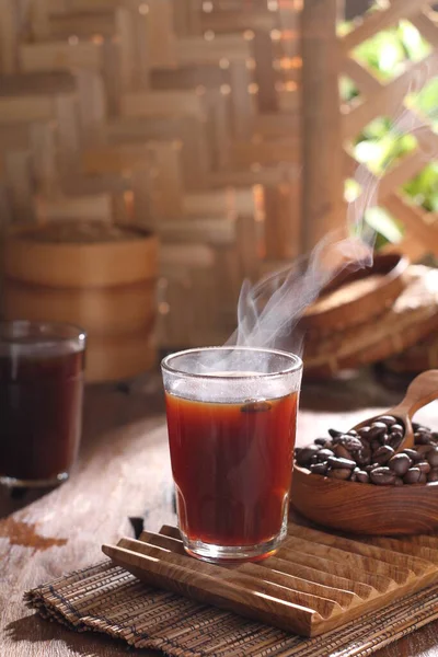 Kawa Szklanym Kubku Drewnianym Stole — Zdjęcie stockowe