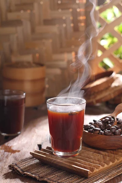 Gorąca Kawa Cynamonem Anyżem Drewnianym Stole — Zdjęcie stockowe