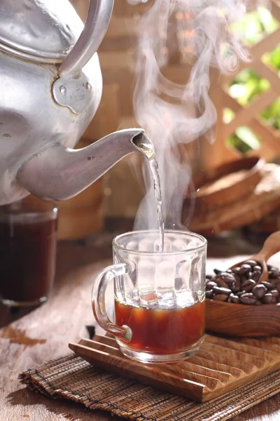 Черный Кофе Стеклянной Чашке Деревянном Фоне — стоковое фото