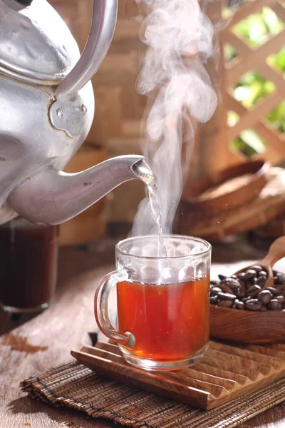 Czarna Herbata Filiżanką Kawy Czajnikiem Drewnianym Tle — Zdjęcie stockowe