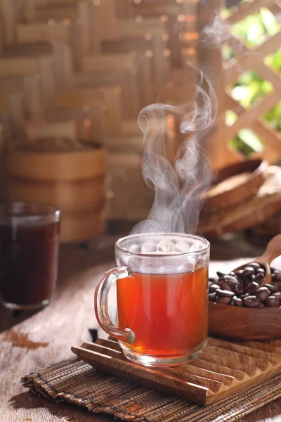 Gorąca Kawa Filiżanką Herbaty Czajnikiem Drewnianym Tle — Zdjęcie stockowe