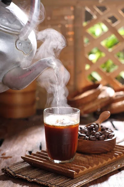 Filiżanka Kawy Paluszkami Cynamonowymi Anyżem Drewnianym Tle — Zdjęcie stockowe