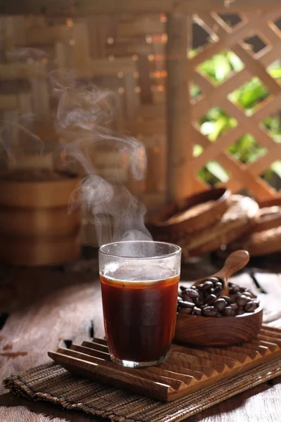 Filiżanka Kawy Paluszkami Cynamonowymi Anyżem Drewnianym Tle — Zdjęcie stockowe
