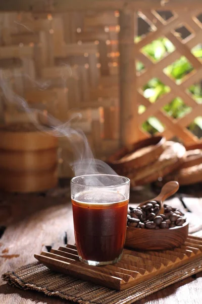 Filiżanka Kawy Świeżą Aromatyczną Herbatą Drewnianym Stole — Zdjęcie stockowe