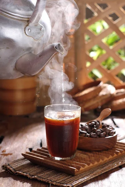 Φλιτζάνι Καφέ Ζεστό Τσάι Και Βραστήρα Στο Τραπέζι — Φωτογραφία Αρχείου