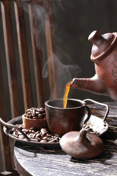 Kahve Çekirdekleri Bir Fincan Çay — Stok fotoğraf