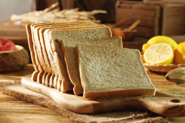 Limon ve ballı dilimlenmiş ekmek.