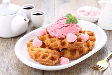 Böğürtlenli lezzetli waffle ve ahşap arka planda çikolata.