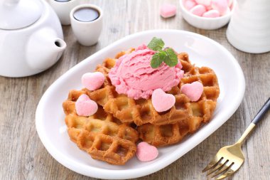 Dondurma ve çikolatalı lezzetli waffle.