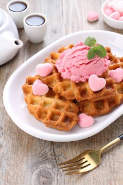 Çikolatalı ve ahududu reçelli lezzetli waffle.