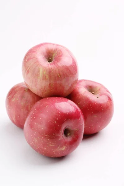 浅色背景的红苹果和白苹果 — 图库照片