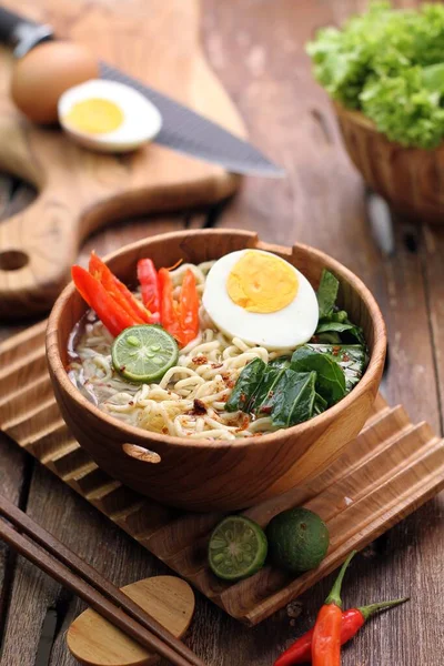 Tazón Sabrosa Sopa Pollo Con Verduras Palillos Mesa Madera — Foto de Stock