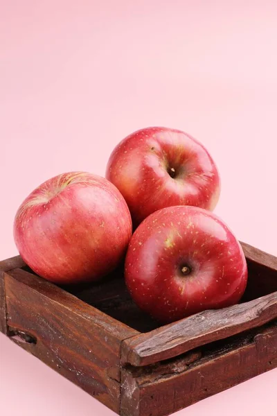 Κόκκινα Μήλα Ξύλινο Τραπέζι — Φωτογραφία Αρχείου