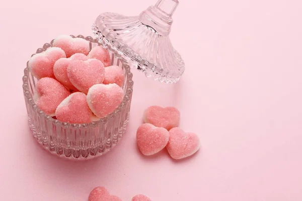 Beyaz Arkaplanda Pembe Kalp Şekilli Şekerler — Stok fotoğraf