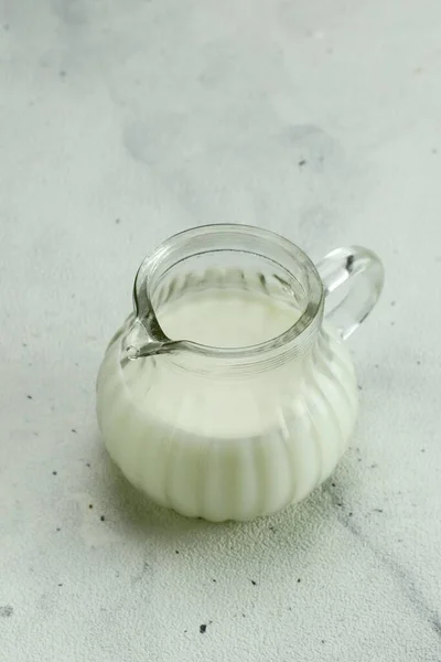 Sklenice Mléka Džbánek Bílého Cukru Dřevěném Pozadí — Stock fotografie