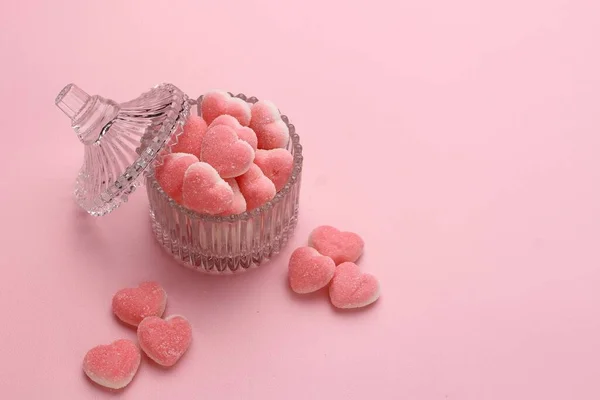 Ροζ Και Λευκά Μπισκότα Σχήμα Καρδιάς Παστέλ Φόντο — Φωτογραφία Αρχείου