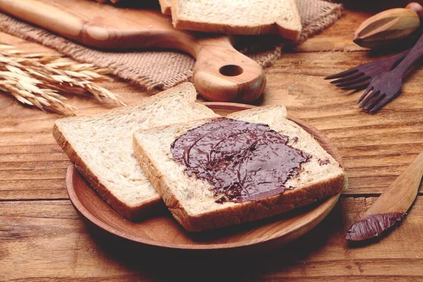 Tahta Masada Tereyağlı Ballı Ekmek — Stok fotoğraf