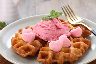 Taze böğürtlenli ve naneli dondurma.