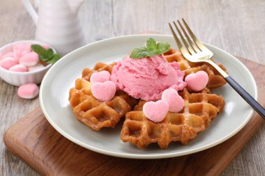 Lezzetli dondurma, taze böğürtlen ve ahşap masada nane.