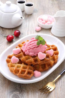 Ahududu ve beyaz tabakta çikolata ile nefis waffle.