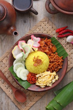 Domuz eti ve sebzeli kızarmış pirinç.