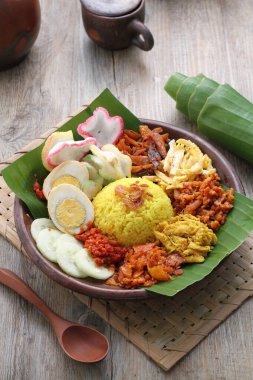 Sebzeli ve soslu kızarmış pirinç.