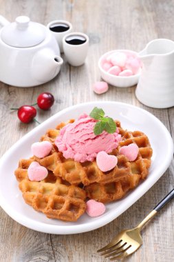 Ahududu ve beyaz tabakta çikolata ile nefis waffle.